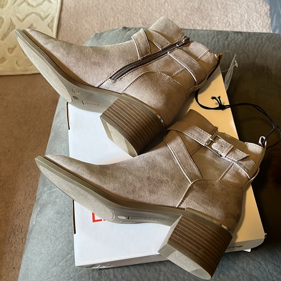 Liz Claiborne Light Beige Booties. Never worn with tags - Picture 3 of 5